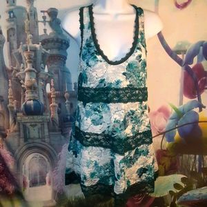 🐠vanity lace tank